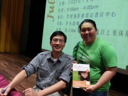 当场买了两本李伟文老师的书，找他签名并与他合照。