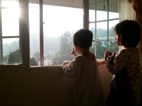 我喜欢这张照片，因为日出和孩子让我们看到希望 （拍于福隆港 25-6-2013）